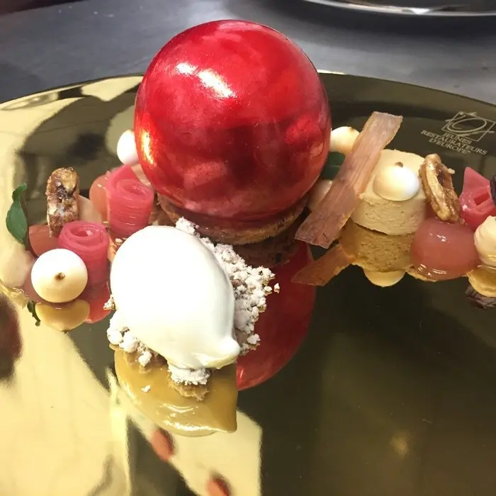 creation thumb for Valrhona Dulcey, Rhabarber, Nussbutter