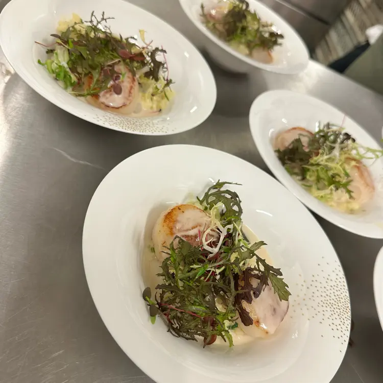 creation thumb for Scallops on a bed of fennel and white wine sauce
