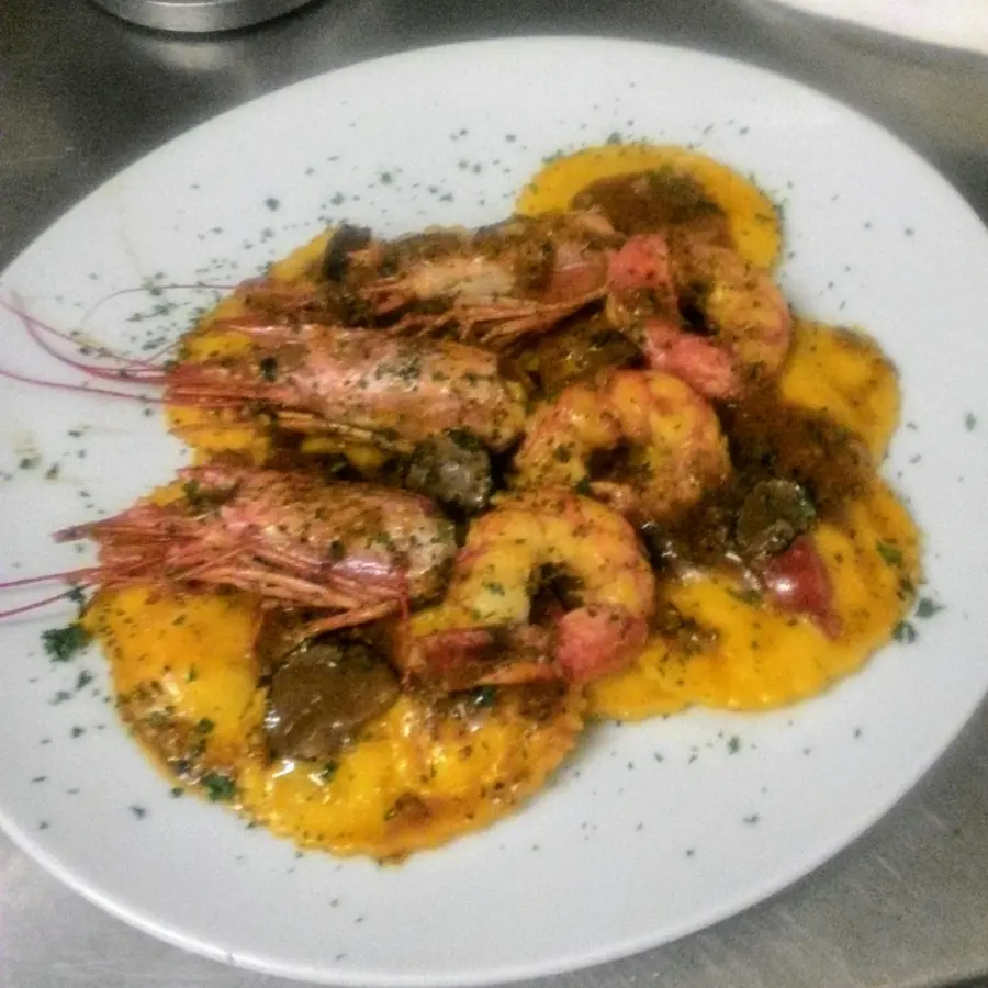 creation thumb for Ravioli al limone e gamberi al cognac con salsa al tartufo nero