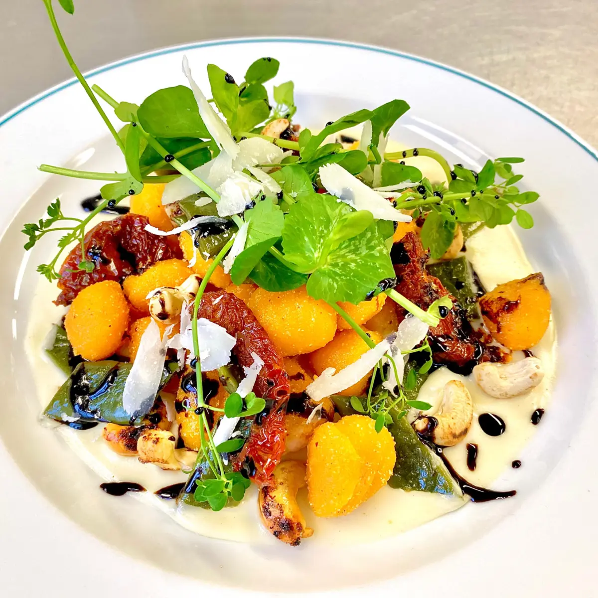 creation thumb for Süßkartoffel Gnocchi, Velouté, Tomate, Cashews, Erbsenkresse, Balsamico