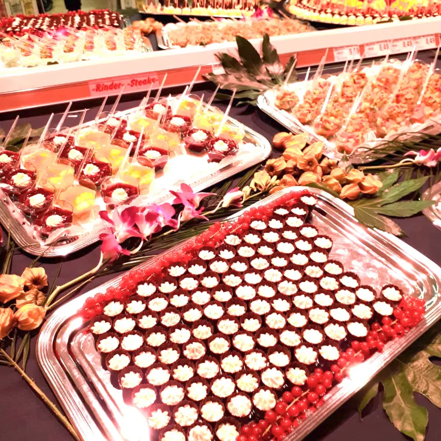 creation thumb for Buffets, Desserts & Torten aus eigener Herstellung