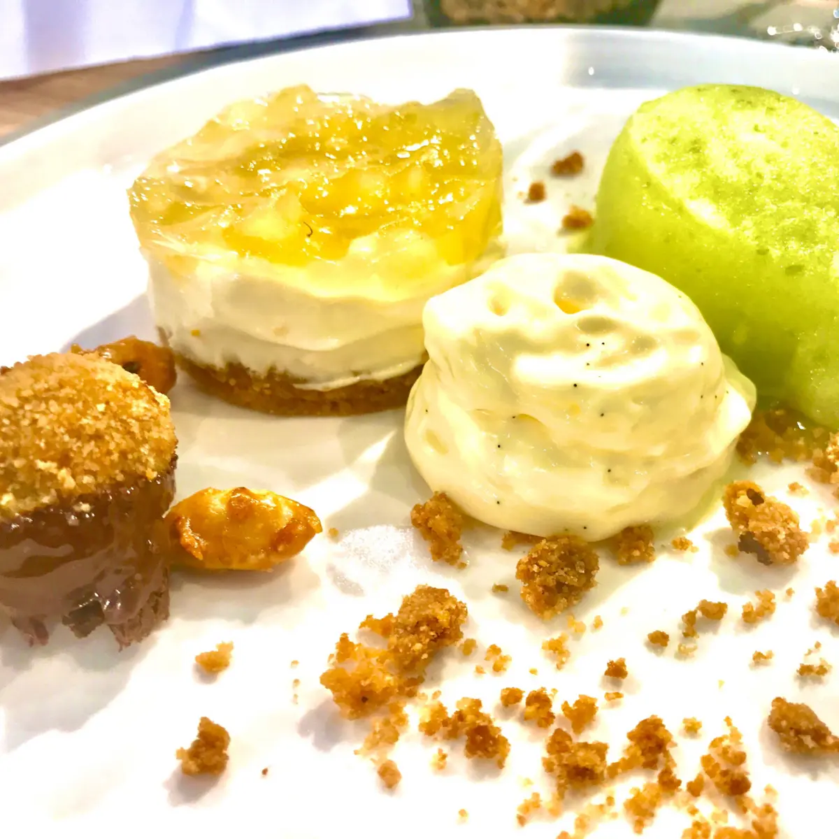 creation thumb for Bratapfelpraline, Vanilleespuma, grüner Apfel Sorbet, Topfencreme