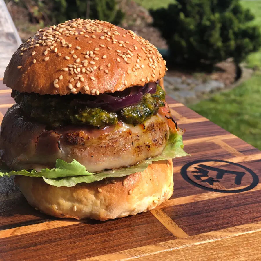 creation thumb for Frei nach Oliver Kahn „Da ist das Ding“ 😍😋😋😋 Ab dem 30.03.2019 starten wieder unsere beliebten Grillkurse. Und  dieser BEER CAN BURGER ist mit dabei😉.