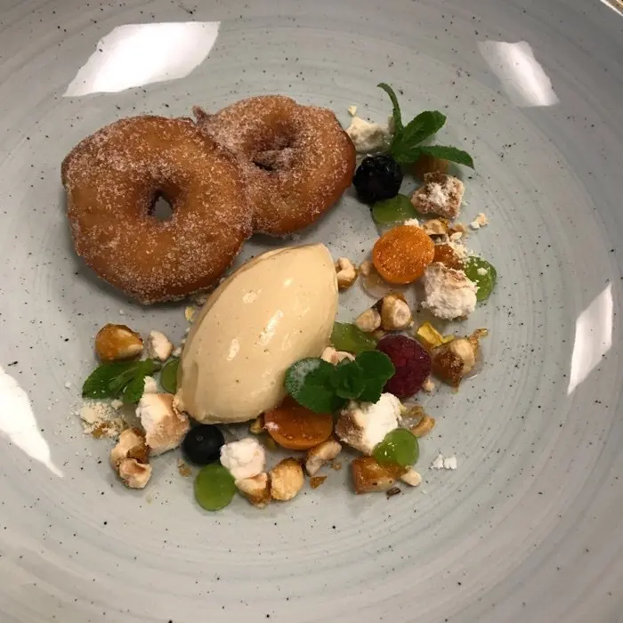 creation thumb for Apfel Beignet mit Haselnüsse und Vanille Eis
