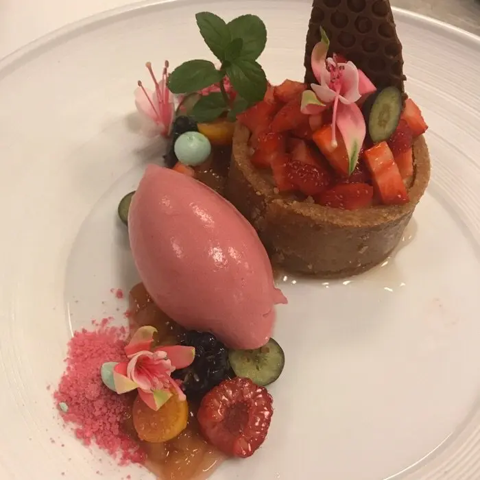 creation thumb for Vanille cheascake mit Rhabarber Ragout und Rhabarber Sorbet