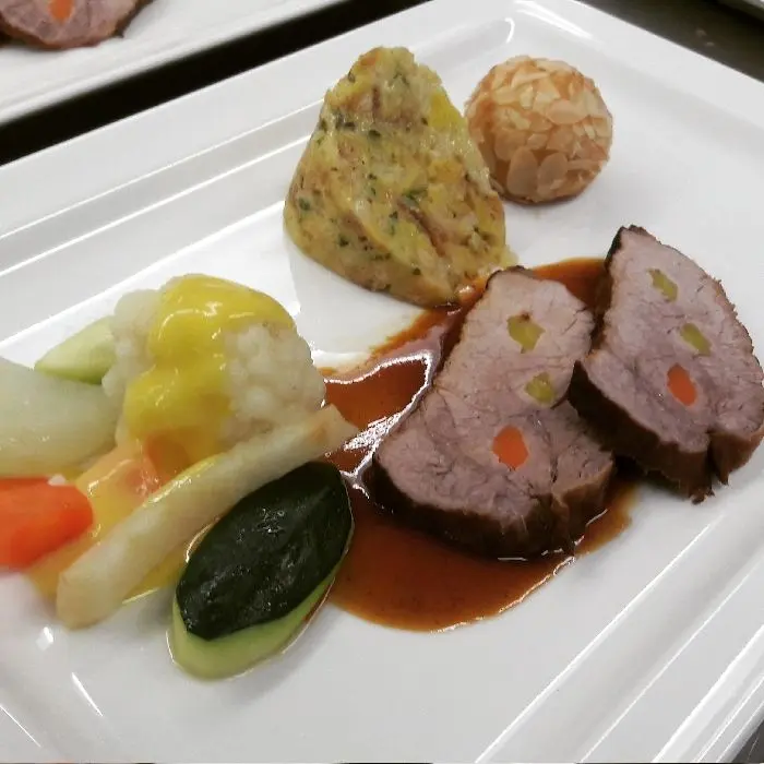 creation thumb for Gespickter Rindsbraten mit Demi Glace. Glasiertes Gemüse mit Sauce Hollandaise und Serviettenknödel.