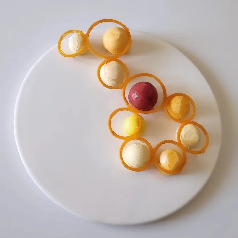 creation thumb for Minimalistisches Zitrus-Semifreddo mit Blutorangen-Tuiles
