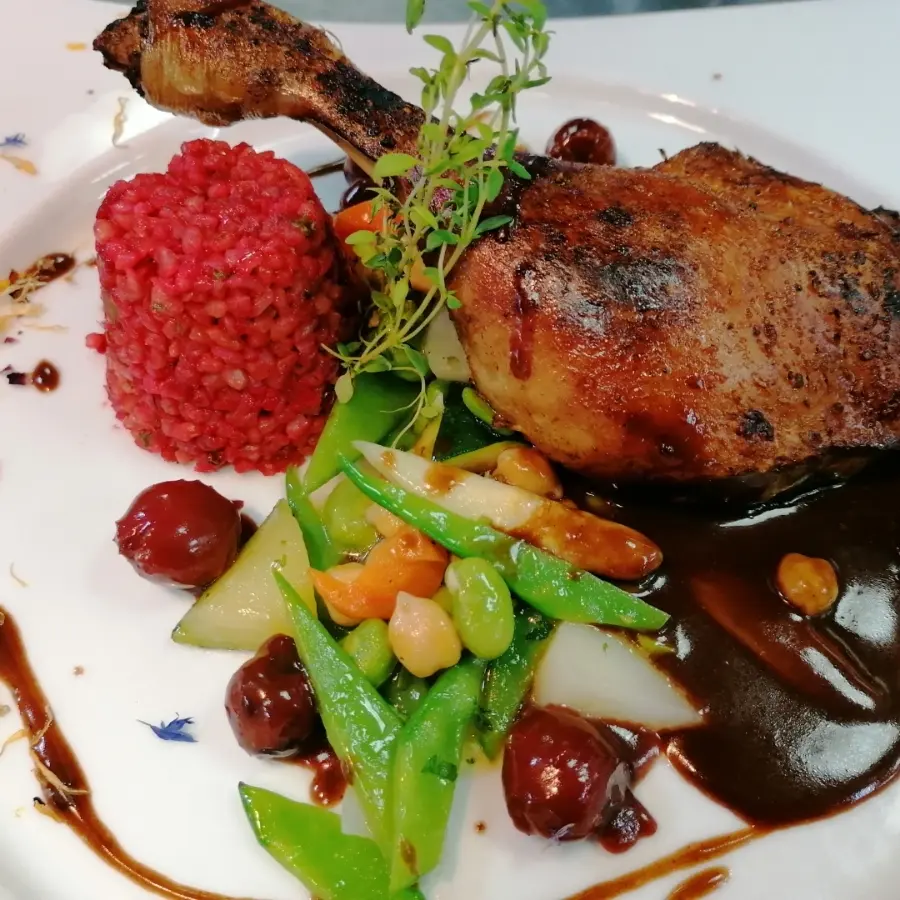 creation thumb for Entenkeule mit Schokolade & Kirschensauce auf Saubohnengemüse und rotebeterisotto