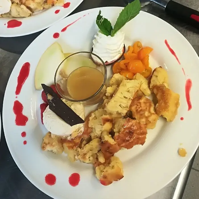 creation thumb for Kaiserschmarrn mit Vanilleeis und Früchten