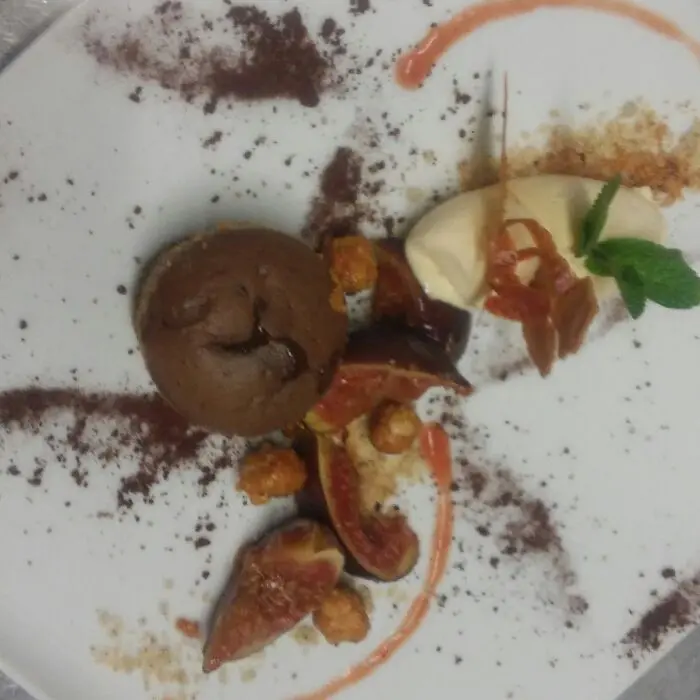 creation thumb for Schokoladenkuchen mit flüssigem Kern, flambierte Grappafeigen, Haselnusseis