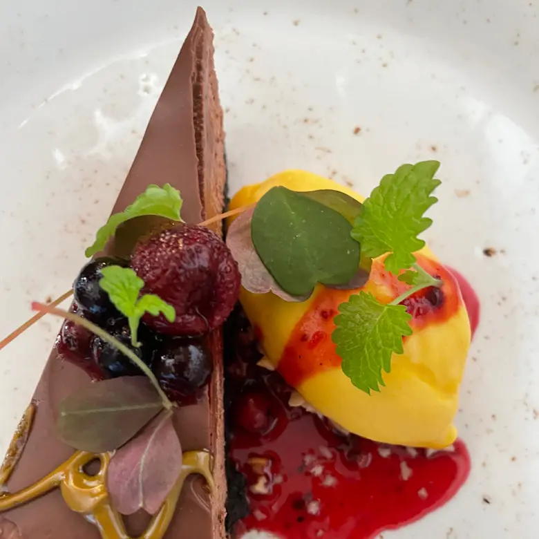 creation thumb for Gâteau au fromage au chocolat avec sorbet à la mangue et sauce aux baies