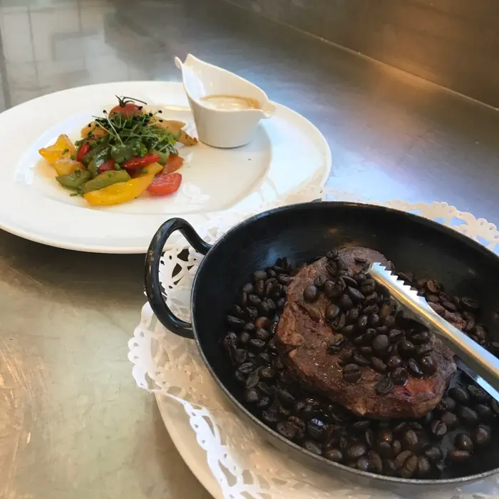 creation thumb for Espressosteak mit sautierten paprikagemüse & rosmarinschupfnudeln