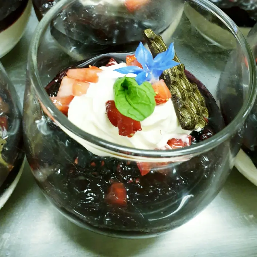 creation thumb for Bavorois cream with black forest compote