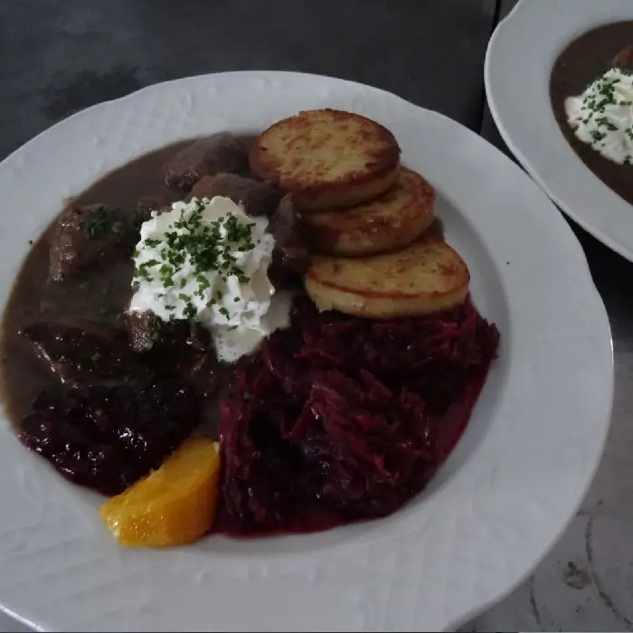 creation thumb for Hirschragout mit Rotkraut und Servietenknödel