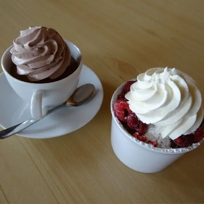 creation thumb for Cup Cakes einmal Schoko mit Schokotopping und Vanille mit Himbeeren mit Zitronentopping