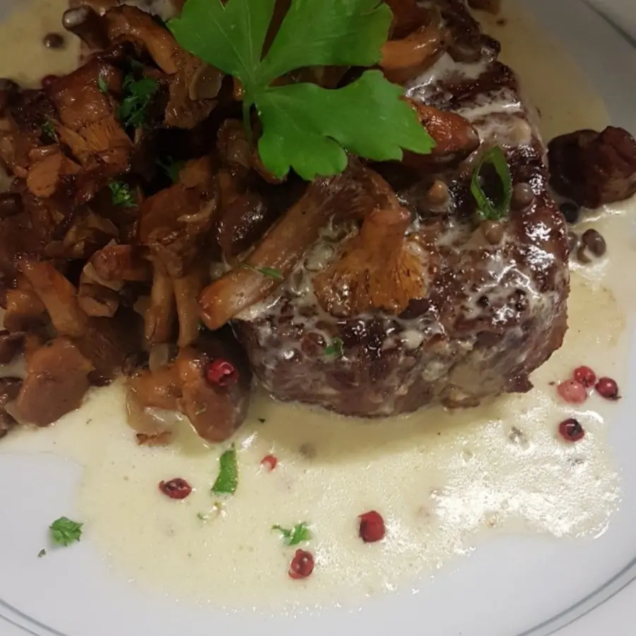creation thumb for Rumpsteak mit frischen Pfifferlingen und Pariser Pfeffersoße...