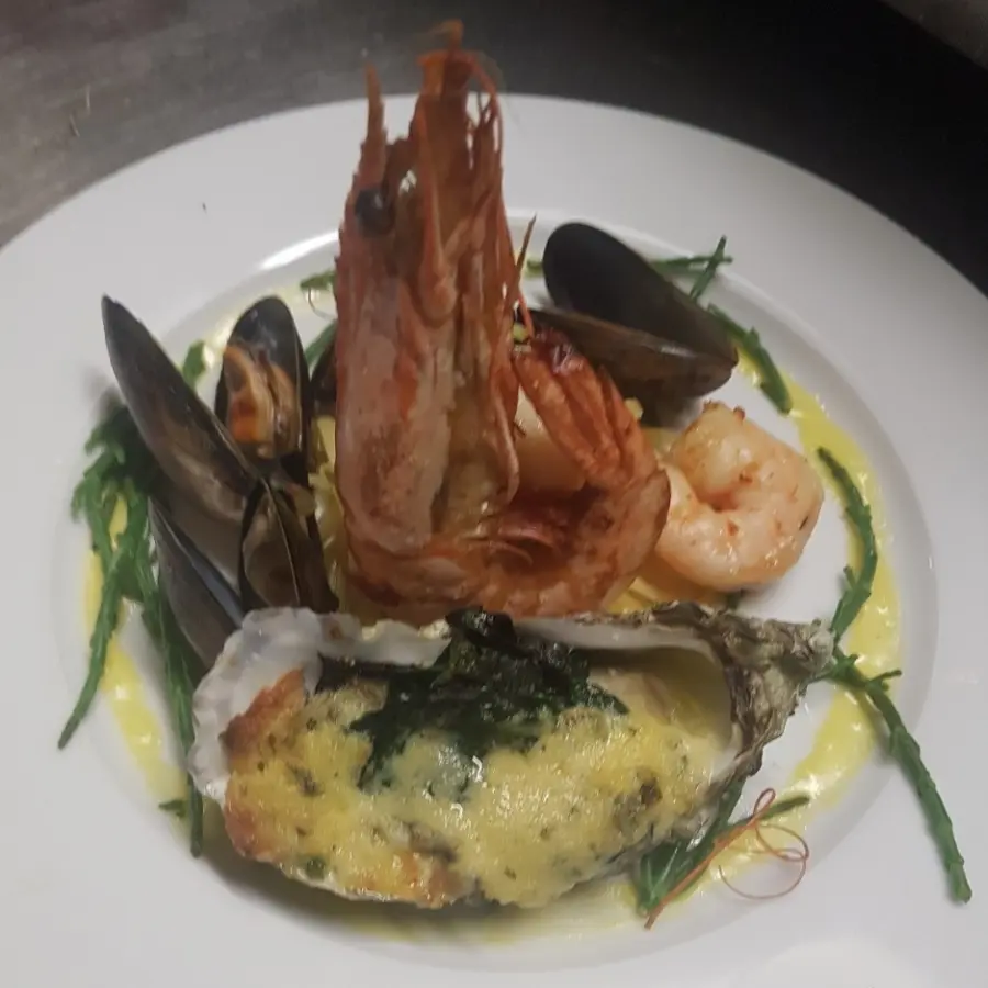 creation thumb for Vorspeise. Riesengarnelen Miesmuscheln Jakobsmuschel gratienierte Auster auf Zucchini Karotten Nudel mit Safransoße