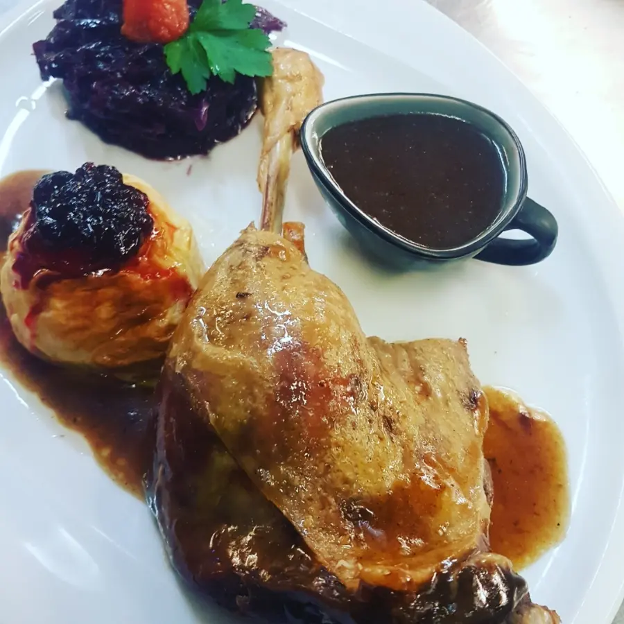 creation thumb for Gänsekeule mit Orangenrotkohl, Preiselbeerbratapfel und Kartoffelklösse