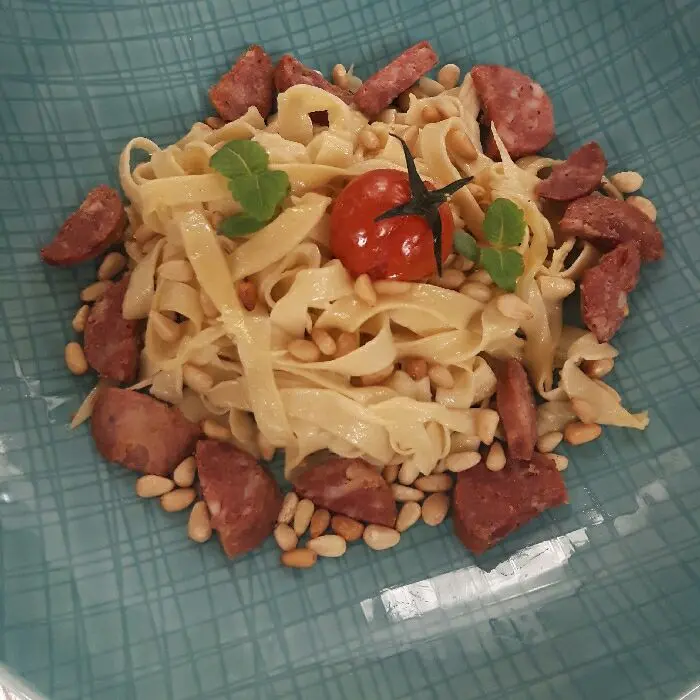 creation thumb for Selfmade pasta alio e olio con salsiccia (+ konfierter Tomate  & gerösteten Pinienkernen)