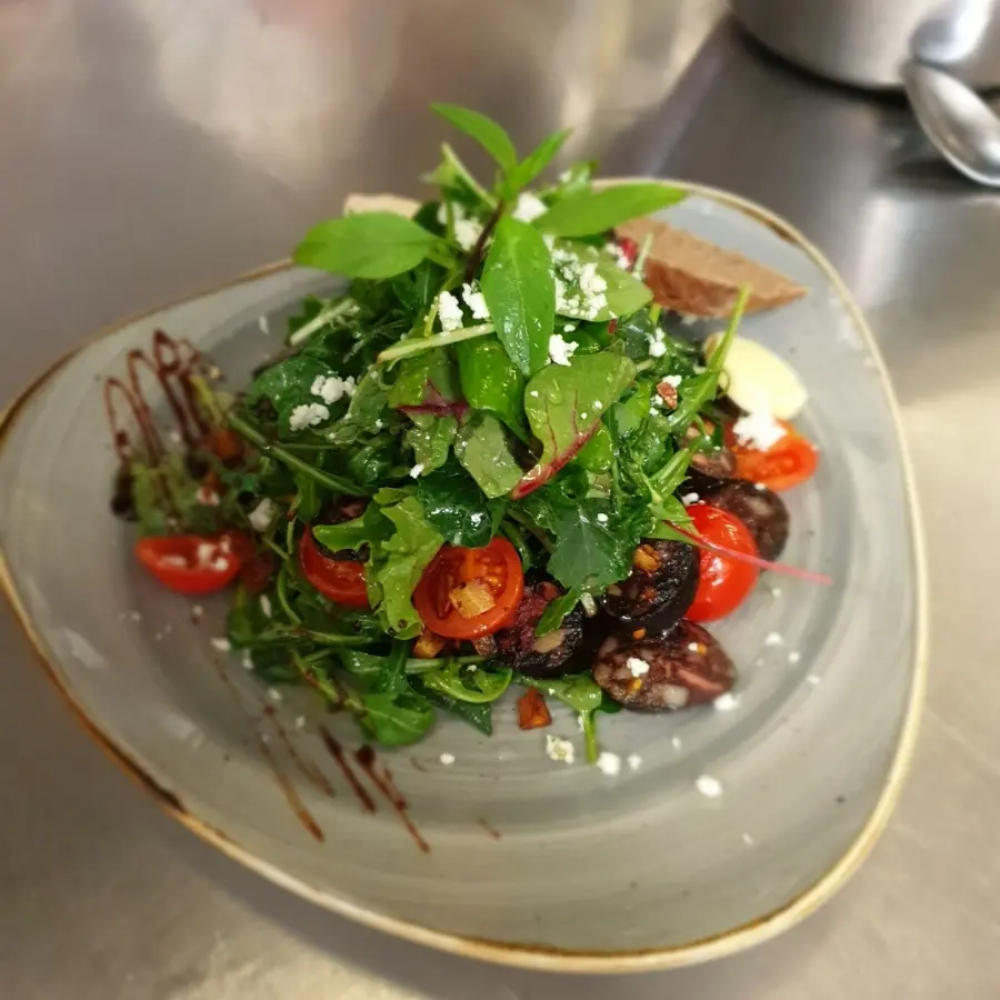 creation thumb for Gebratene Blutwurst /frische Krischtomaten /geröstete Pastinakenwürfel/schafskäseflocken