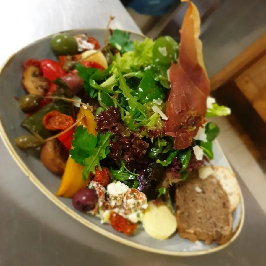 creation thumb for Antipasti mit Pflücksalat und serranoschinkenchip