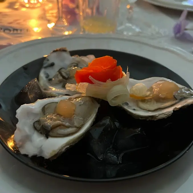 creation thumb for Ostras, gel de champán, riccioli de apio, flor de tomate