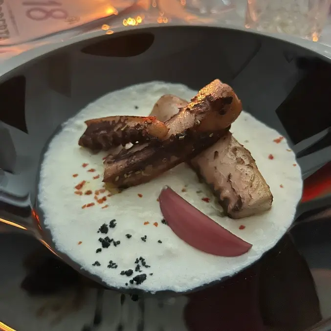 creation thumb for Polpo Burrata cebolla caramelizada polvo de aceitunas tomate