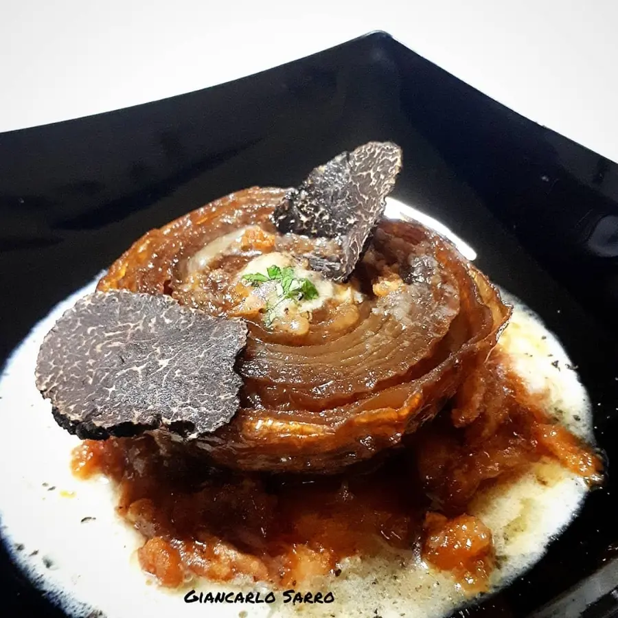 creation thumb for Cipolla fermentata e poi caramellizzata a forno, crema di parmigiano e tartufo nero di Bagnoli