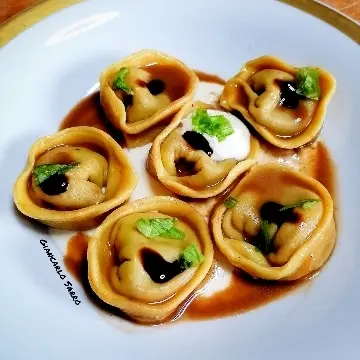 creation thumb for Cappellacci con fonduta di pecorino e ripieno di ragù di anatra e la sua demi glace