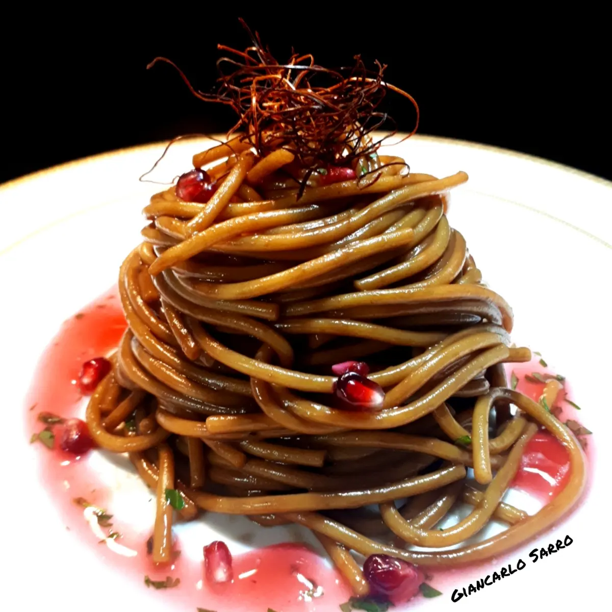 creation thumb for Spaghetti con crema di aglio nero e melograno