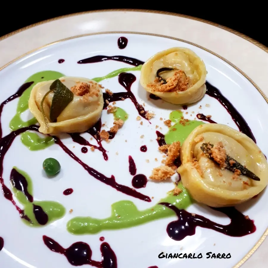 creation thumb for Tortelli zucca e burrata con coulis di mirtilli e piselli con crumble di amaretti.