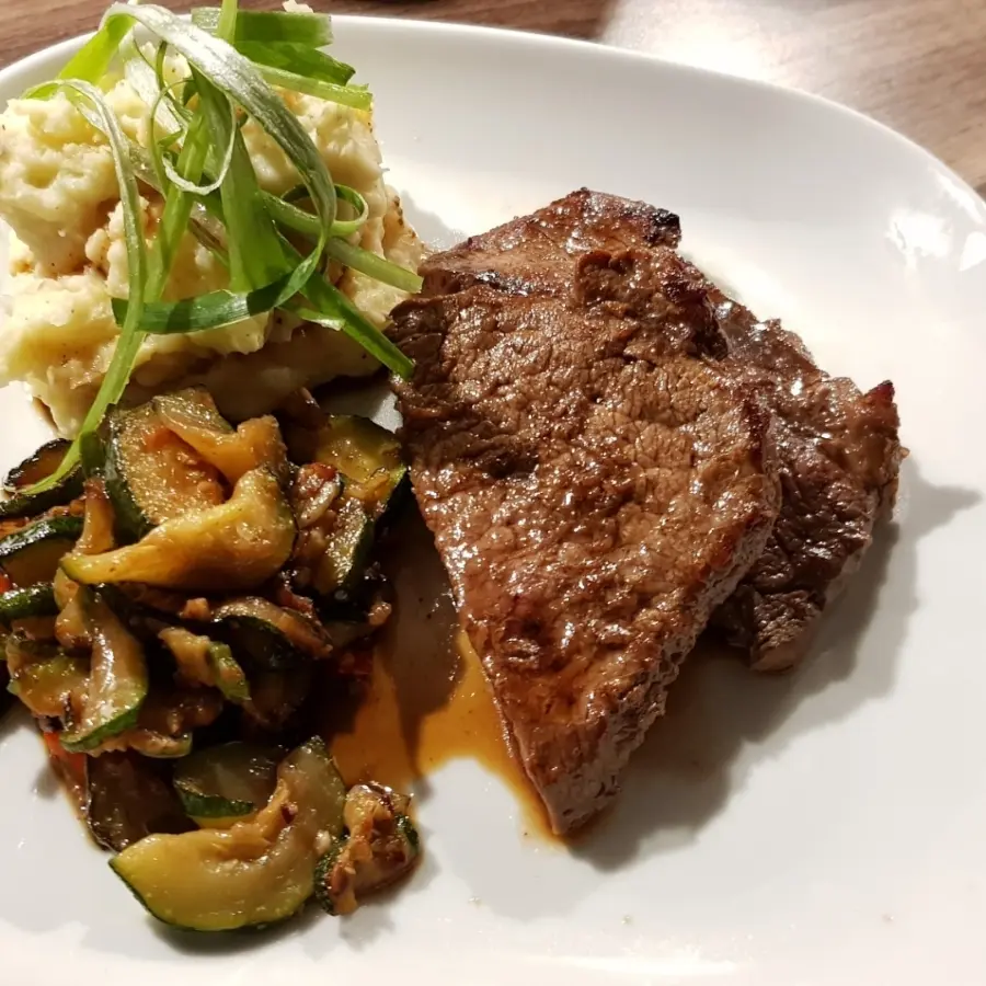 creation thumb for Rinderhüft Steak an mediterranen Gemüsen und Kartoffelpüree