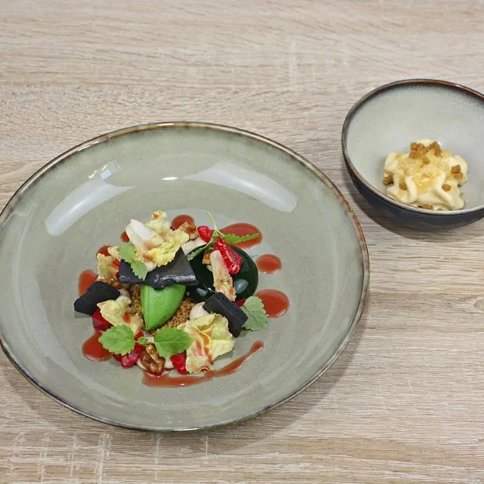 creation thumb for „Süßer Salat“ Kopfsalat / Walnüsse / Himbeere / Balsamico / Brot (à part)