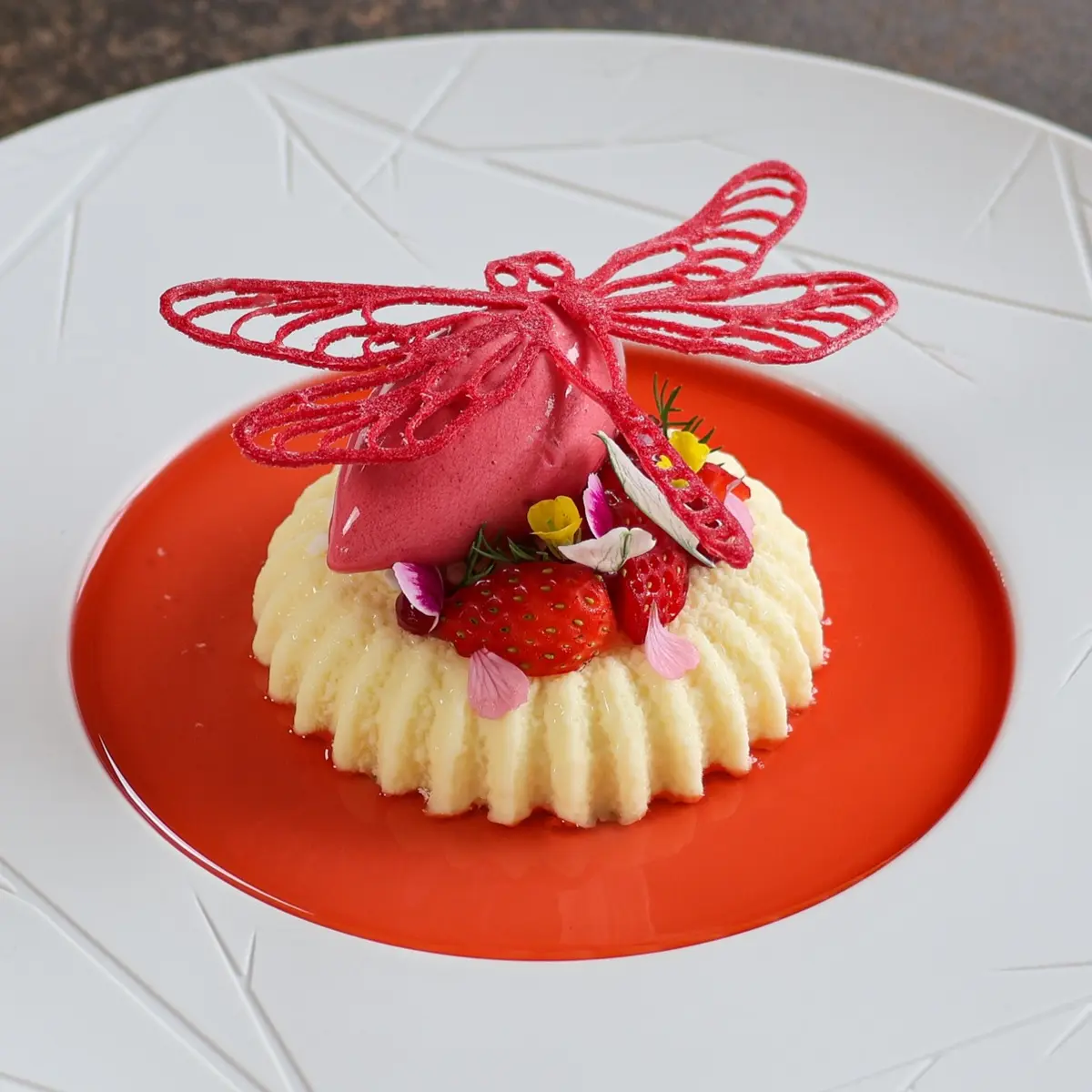 creation thumb for Mousse de fève tonka / Fraise / Champagne / Fleur de sureau