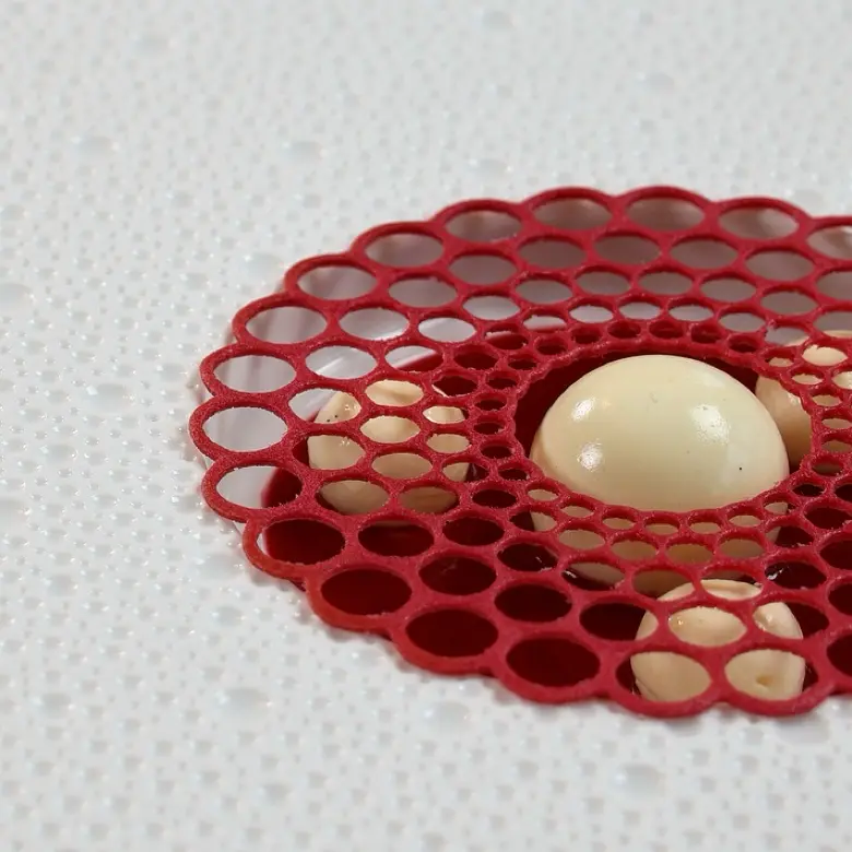 creation thumb for White chocolate mousse / Raspberry tuille