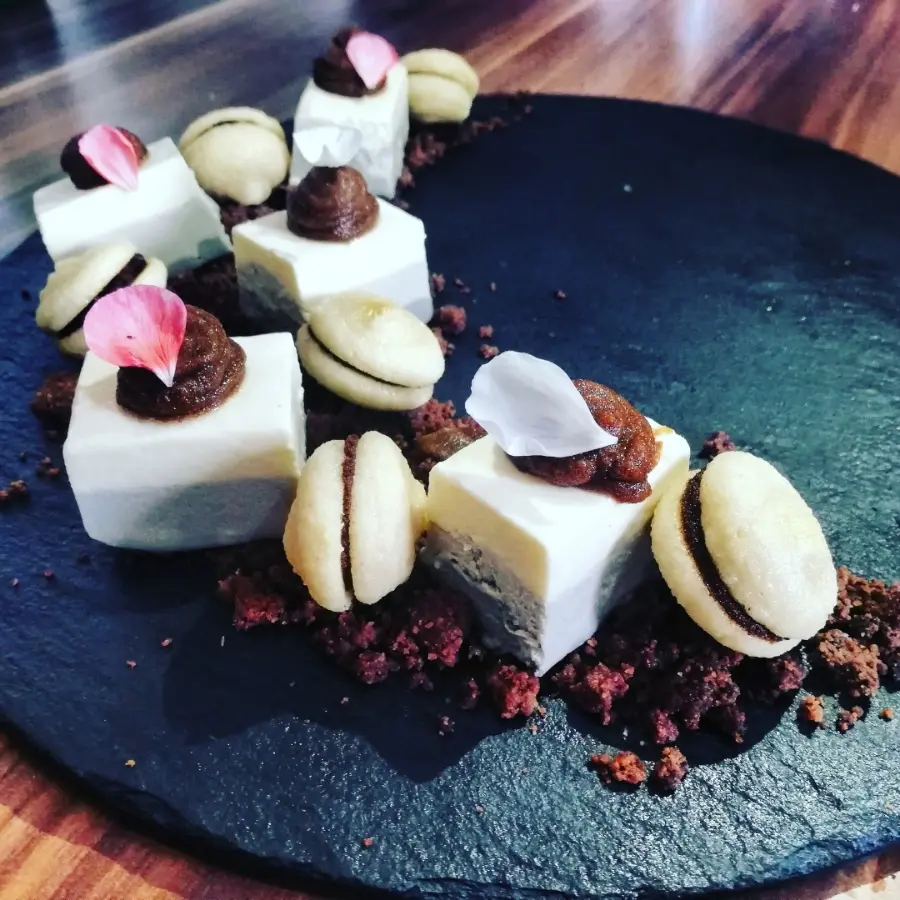 creation thumb for Semifreddo al tiramisù, macarons al caffè, crumble al cioccolato