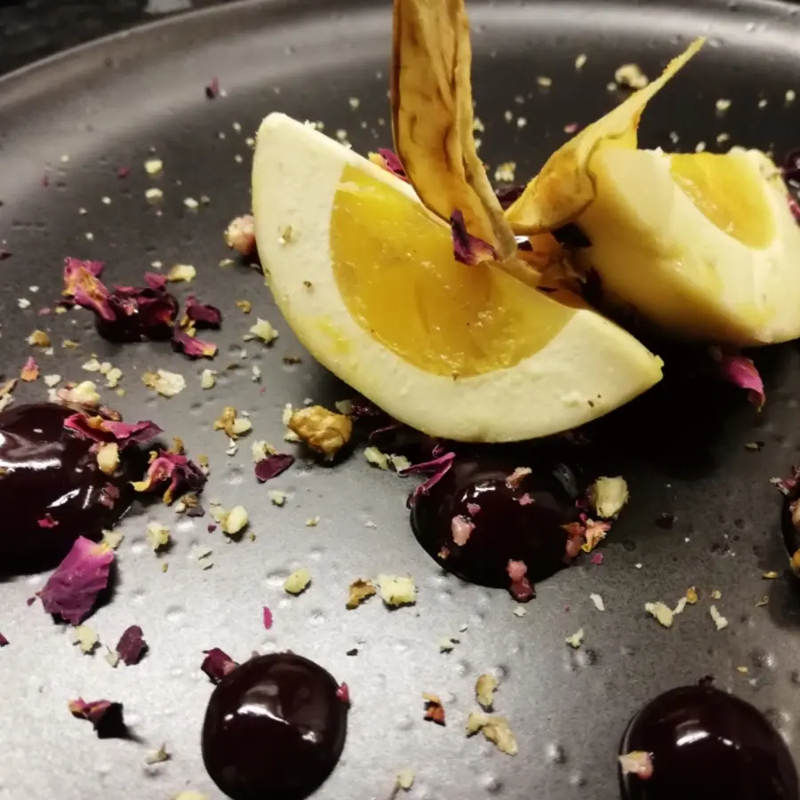 creation thumb for Panna Cotta al mango con hibiscus, mele e rose disidratate e crumble di noci.
