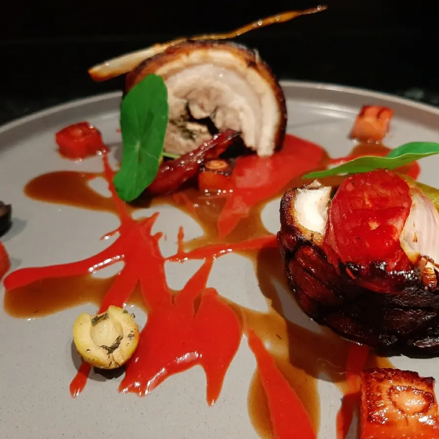 creation thumb for Pancetta di Maiale in porchetta, scalogni caramellati, fragole a cubi e jus, demiglace.