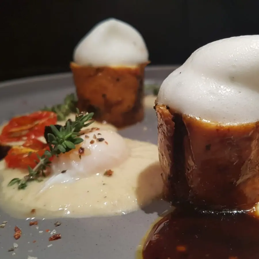 creation thumb for Pollo farcito con funghi, vellutata di ceci, pomodorino confit, uova di quaglia poached, spuma di hummus e jus vegetale.