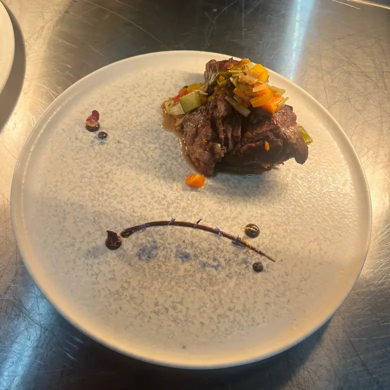 creation thumb for Joue de cinta sous vide avec mayonnaise à l'ail noir
