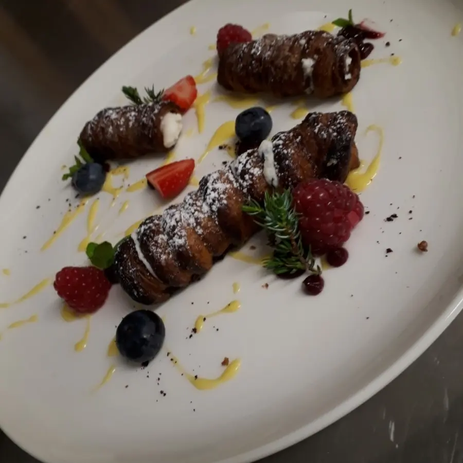 creation thumb for Cannoncini al Vermouth con ripieno di ricotta e grue di cacao