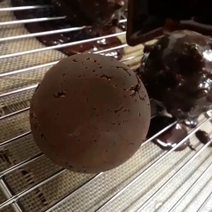 creation thumb for Sfera di mousse al cioccolato fondente e mandorle