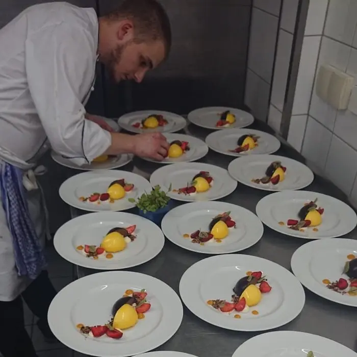 creation thumb for Duo von mouse mit frischen Erdbeeren  und Mango Sauce