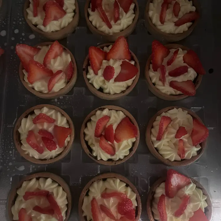 creation thumb for Vanillesoße und Sahnetörtchen mit Erdbeeren