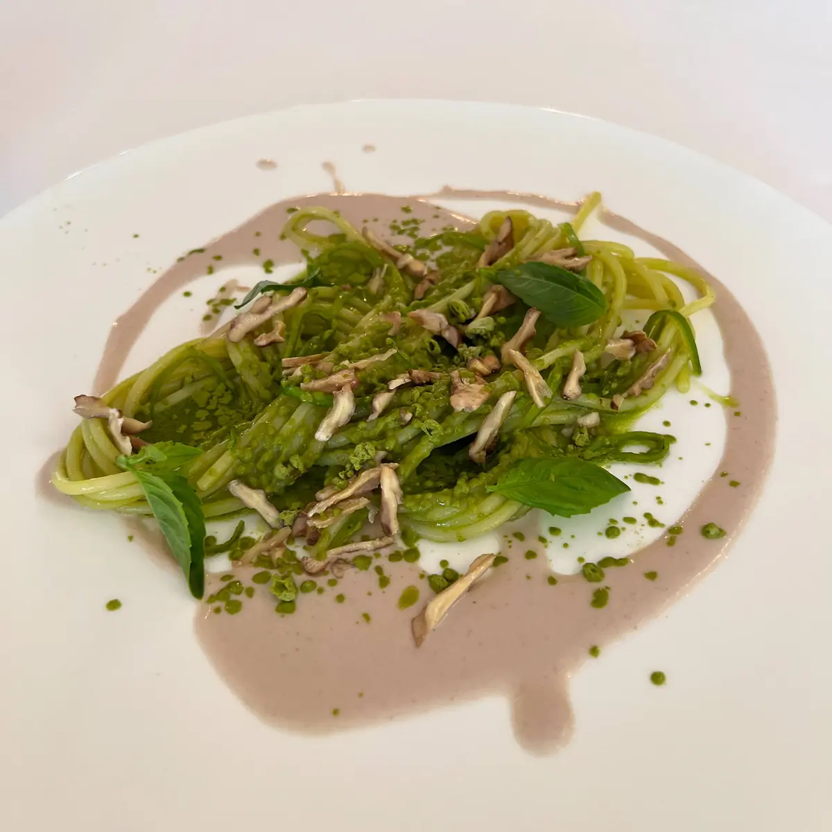 creation thumb for Warm spaghetti with green peppers, walnuts and basil pesto