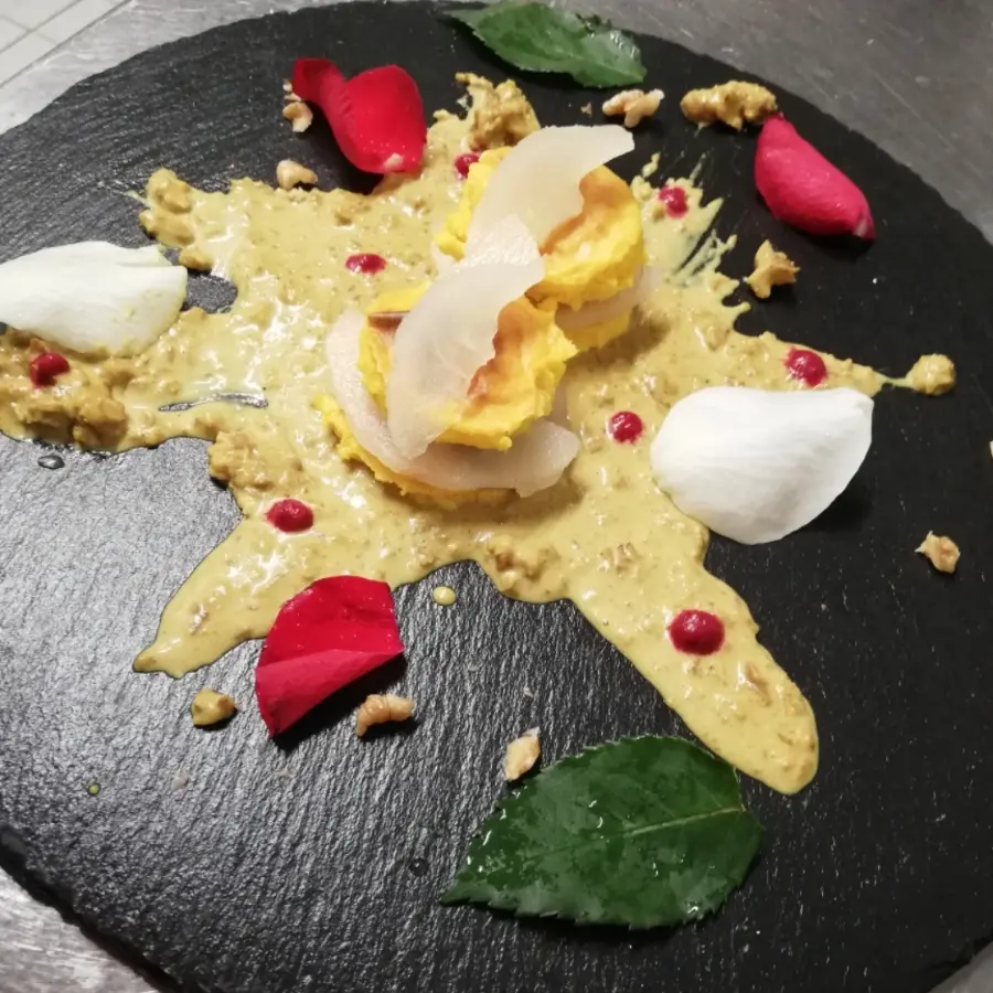 creation thumb for Sformato di zucca con pere sciroppate su crema di noci e curcuma con un delicato tocco di barbabietola.