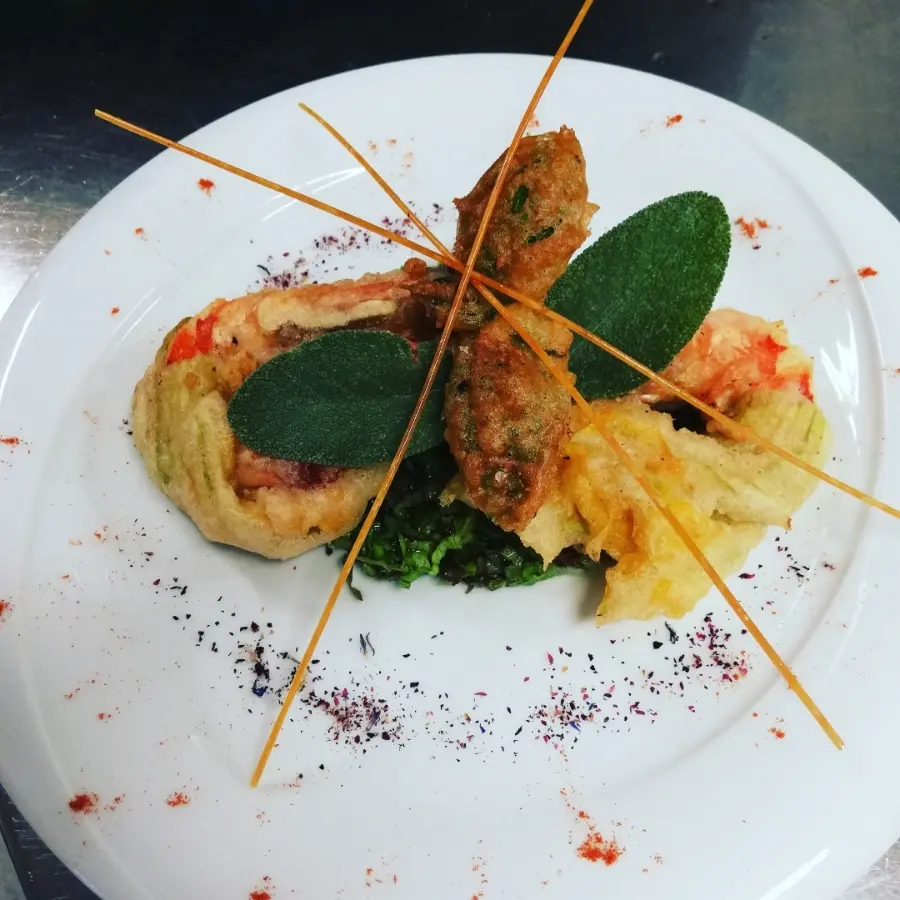 creation thumb for Fiori di zucca con pistillo di gamberoni su letto di insalata julienne al profumo di limone