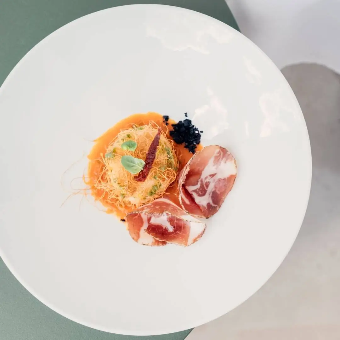 creation thumb for Burrata in pasta kataifi adagiata, salsa di pomodoro con olio al basilico