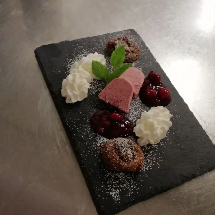 creation thumb for Unser Sommer-Dessert : Kirschparfait mit Brownies, Kirschen und einer Kirschwassercreme