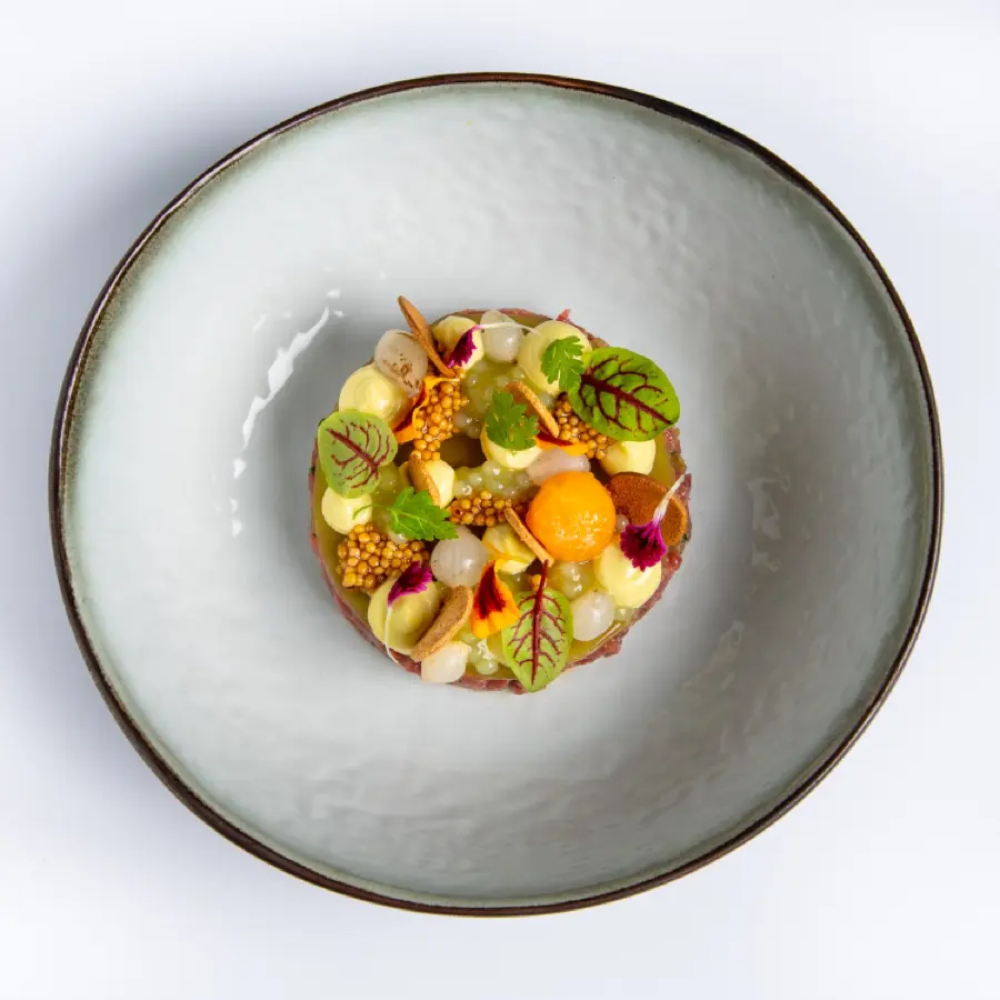 creation thumb for Steak Tartar - Wachtelei - Kerbel - Gewürzgurke